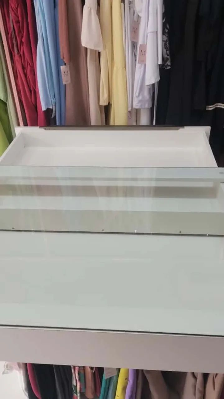 Mesa e espelho 64385927838465122
