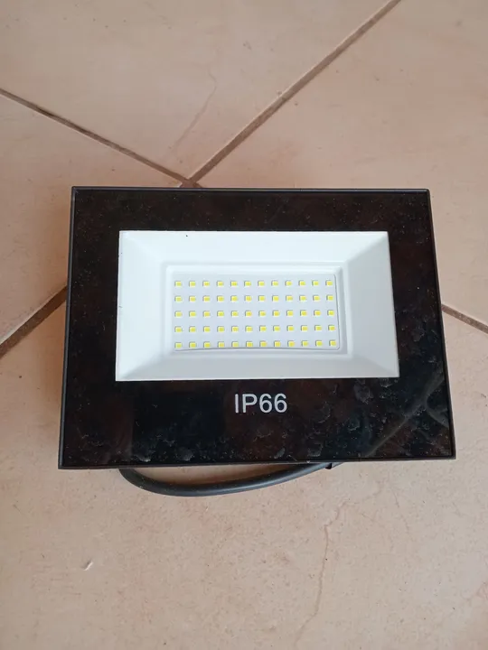 Refletor LED IP66 para áreas externas 100w impecável
