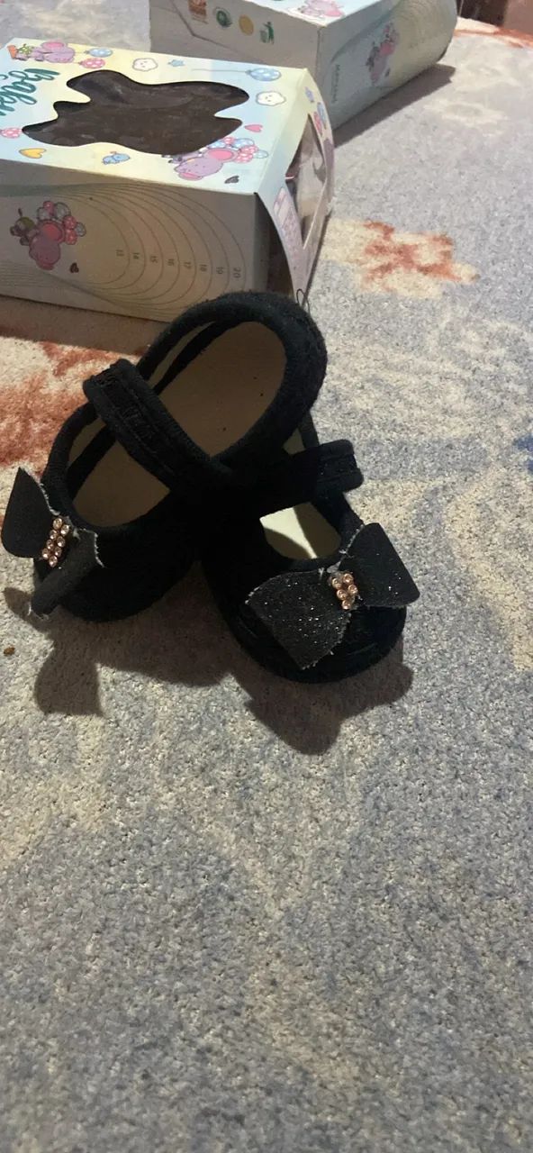Vende se 2 sapatinhos na caixa,nunca usado,os 2 por 40