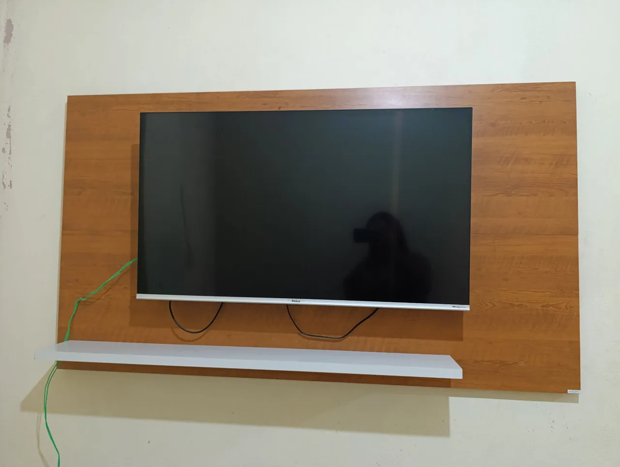 Painel para TV Amadeirado com Prateleira
