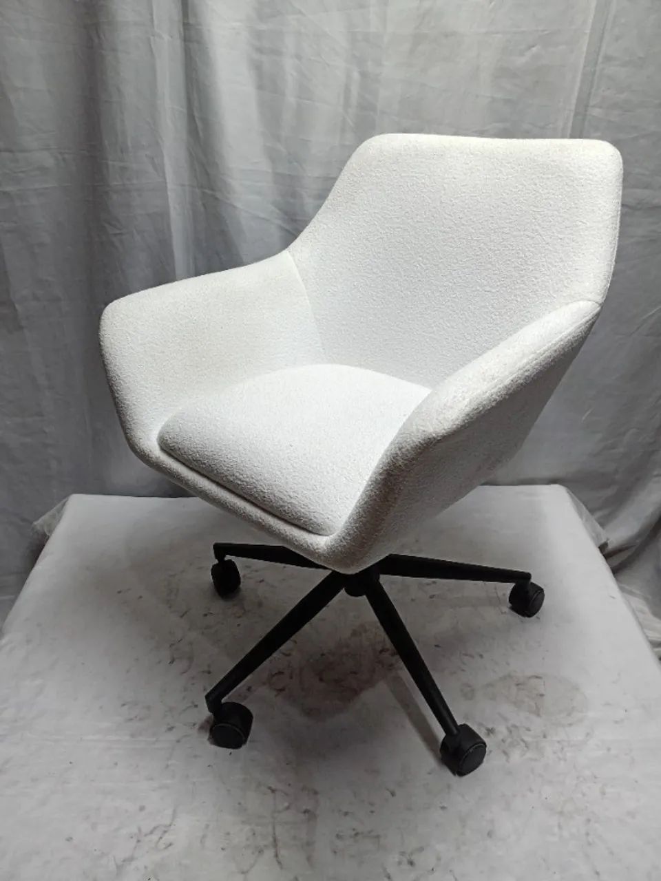 Cadeira Poltrona Giratória Tecido Branca - Foto 4