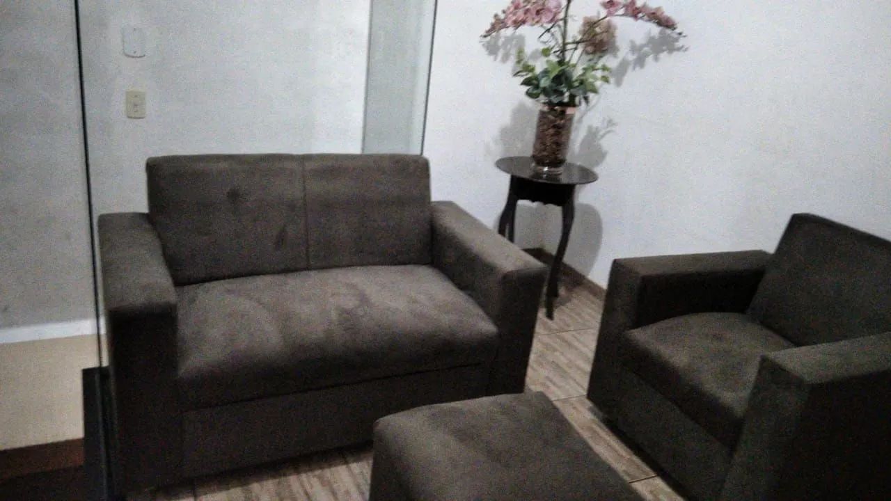 Jogo de poltronas e puff no tecido suede