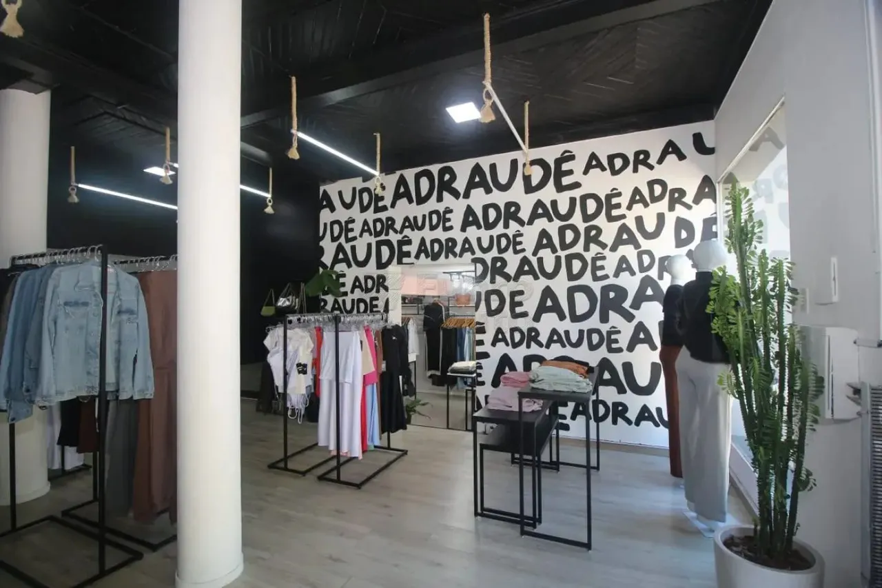 Loja comercial completa e estilosa na rua Professor Aráujo