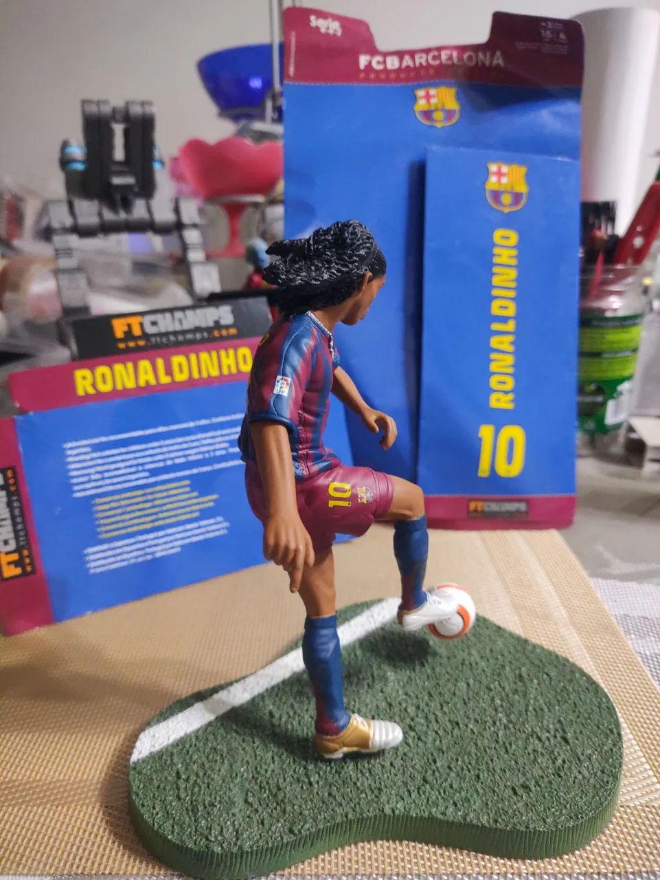 FC Barcelona Ronaldinho フィギュア Miniatura Ronaldinho FC Barcelona FT Champs 16 cm - Hobbies e