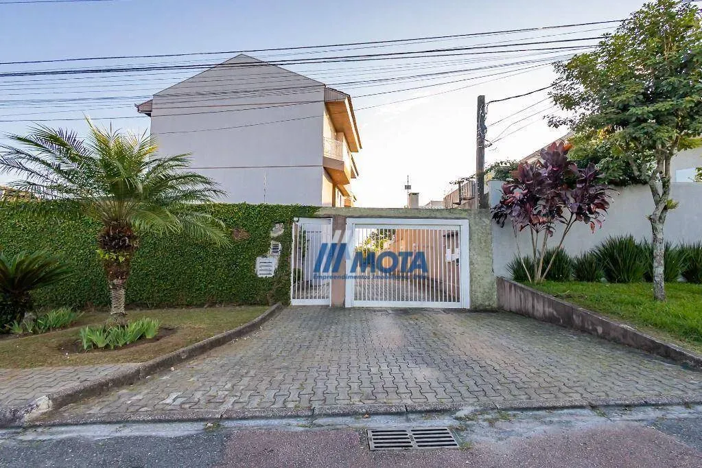 Sobrado com 3 dormitórios para alugar, 180 m² por R$ 5.329,36/mês - Bacacheri - Curitiba/P