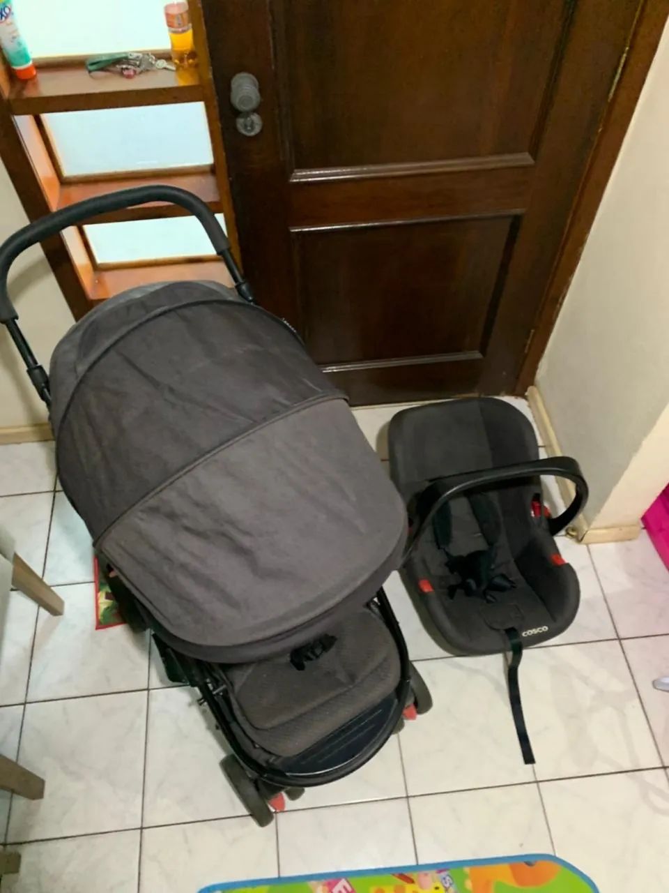 Carrinho de bebê com bebê conforto
