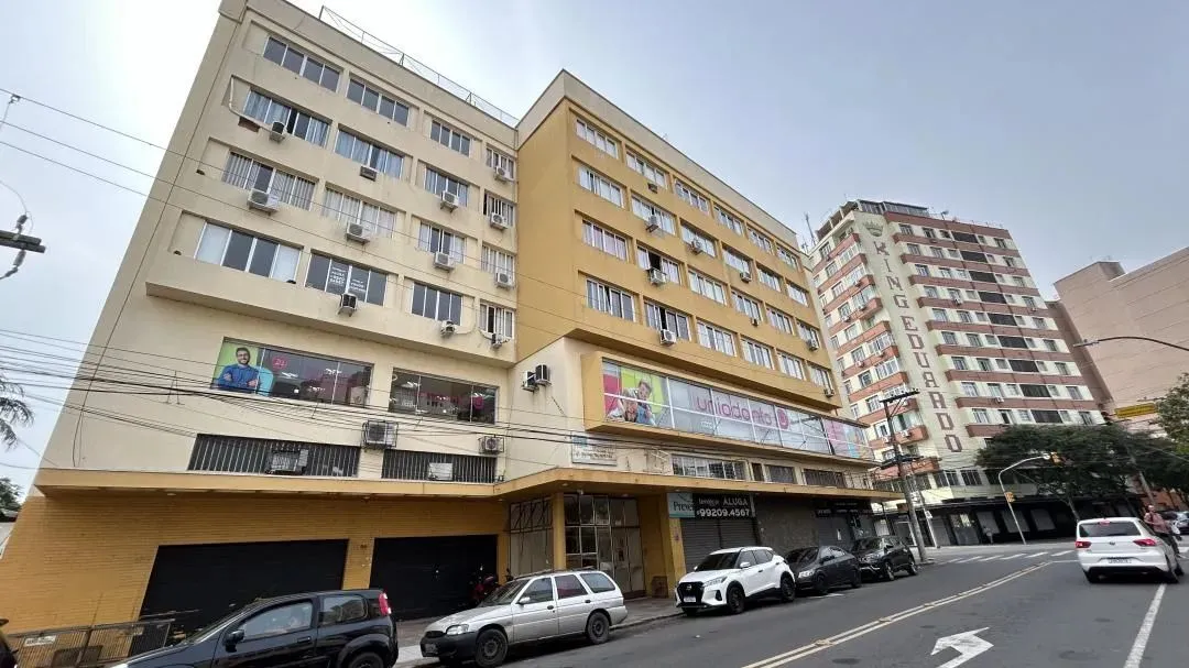Apartamento semimobiliado com churrasqueira e terraço em Porto Alegre - Aluguel REF: CLO11
