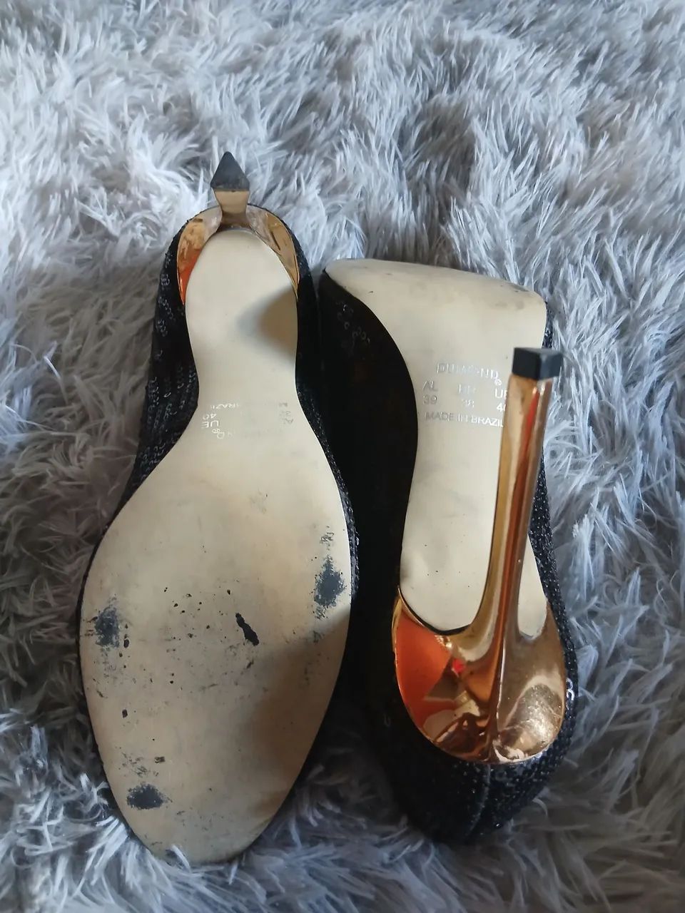 Scarpin de paetês preto com salto dourado - Foto 4