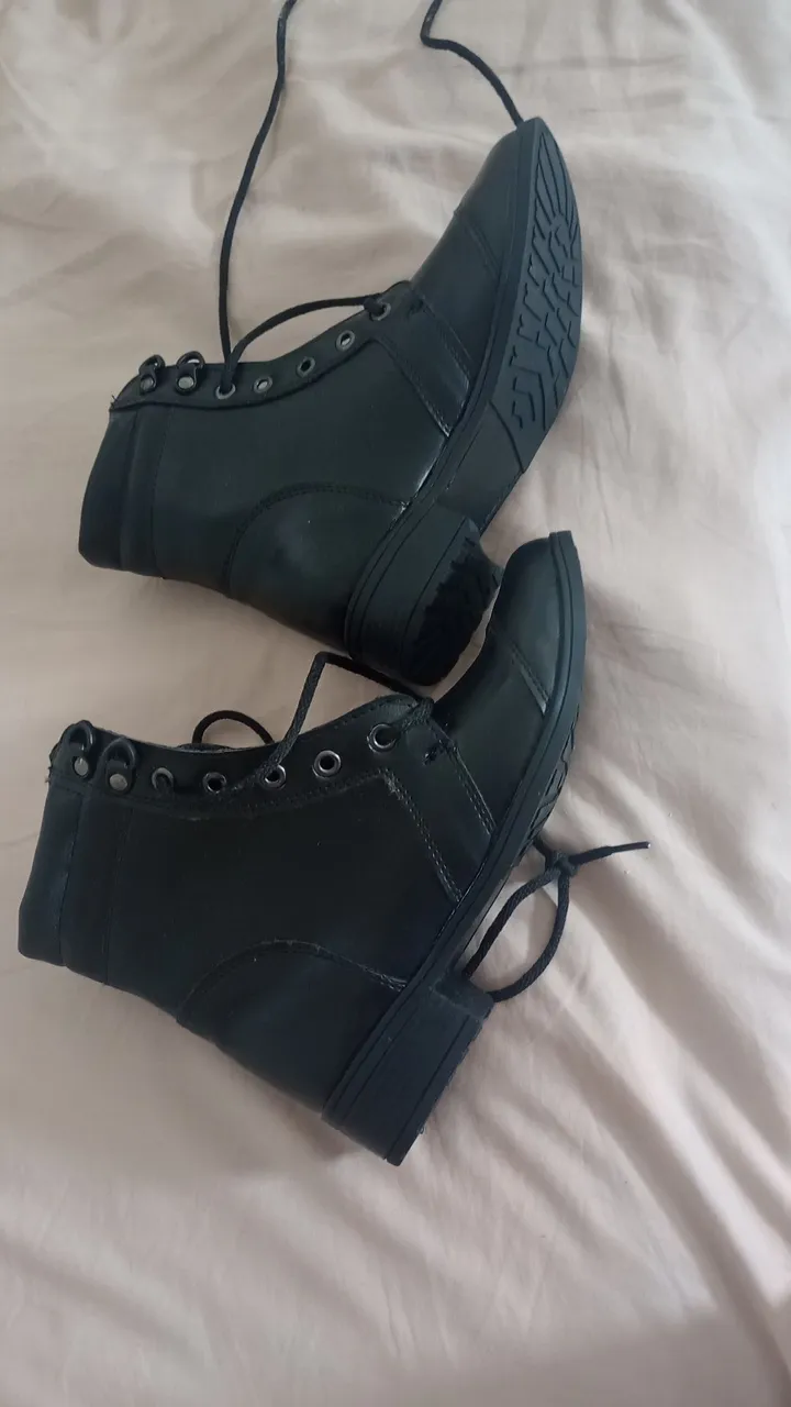 Botas pretas de cano curto