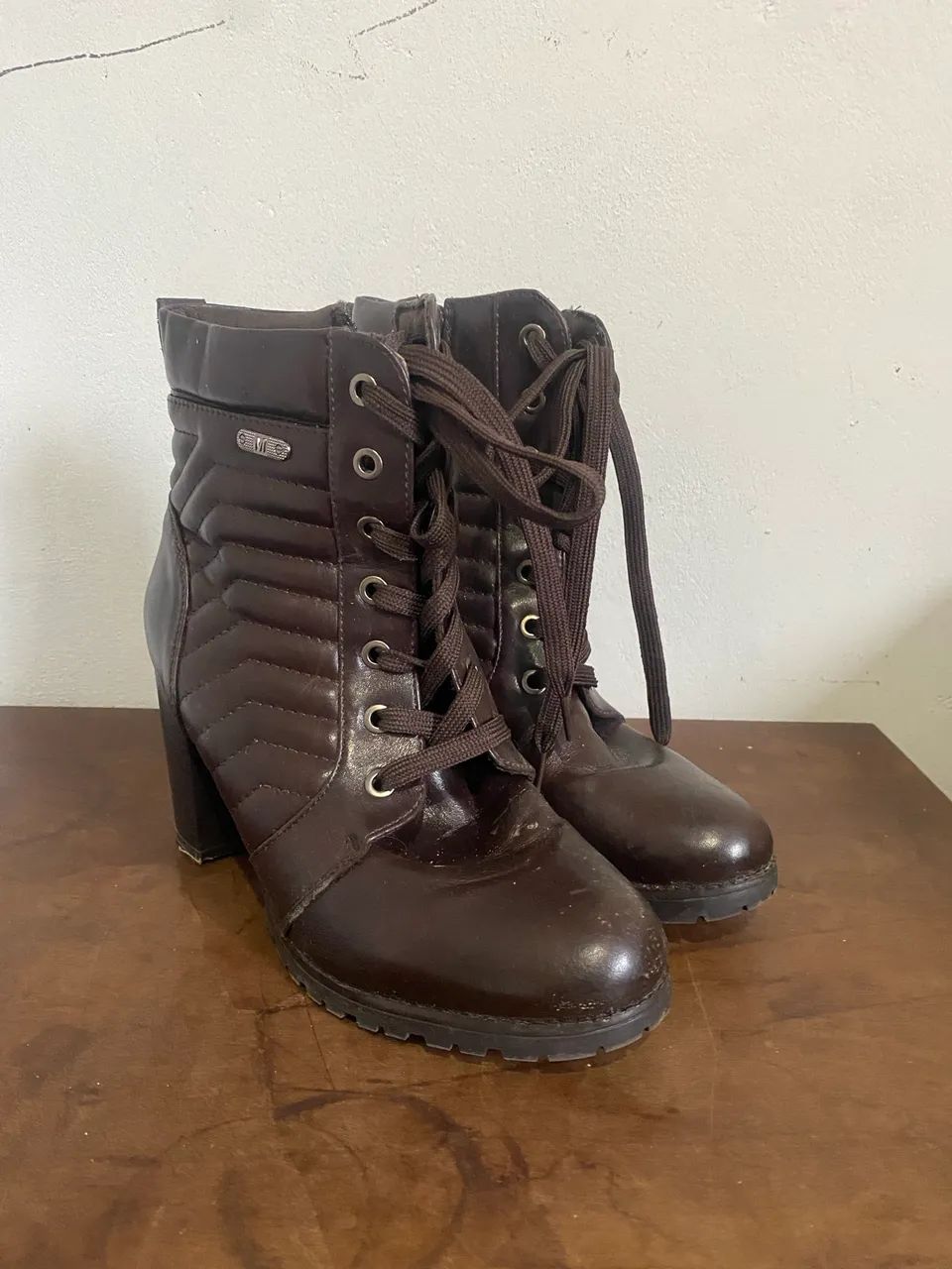 Bota marrom acolchoada.