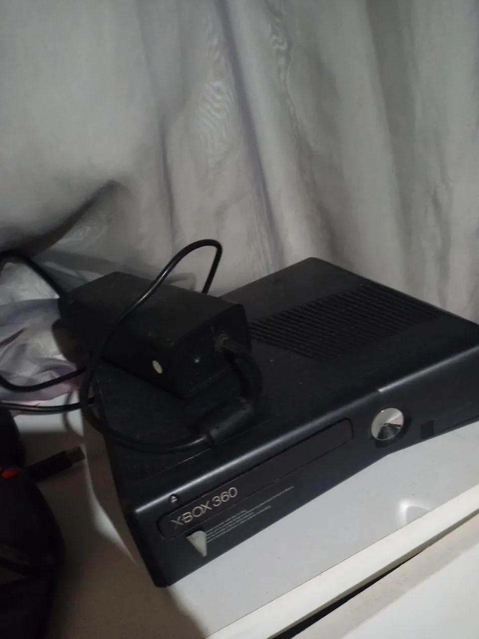 Vendo XBOX 360 COM 2 CONTROLO E MUITO JOGOS