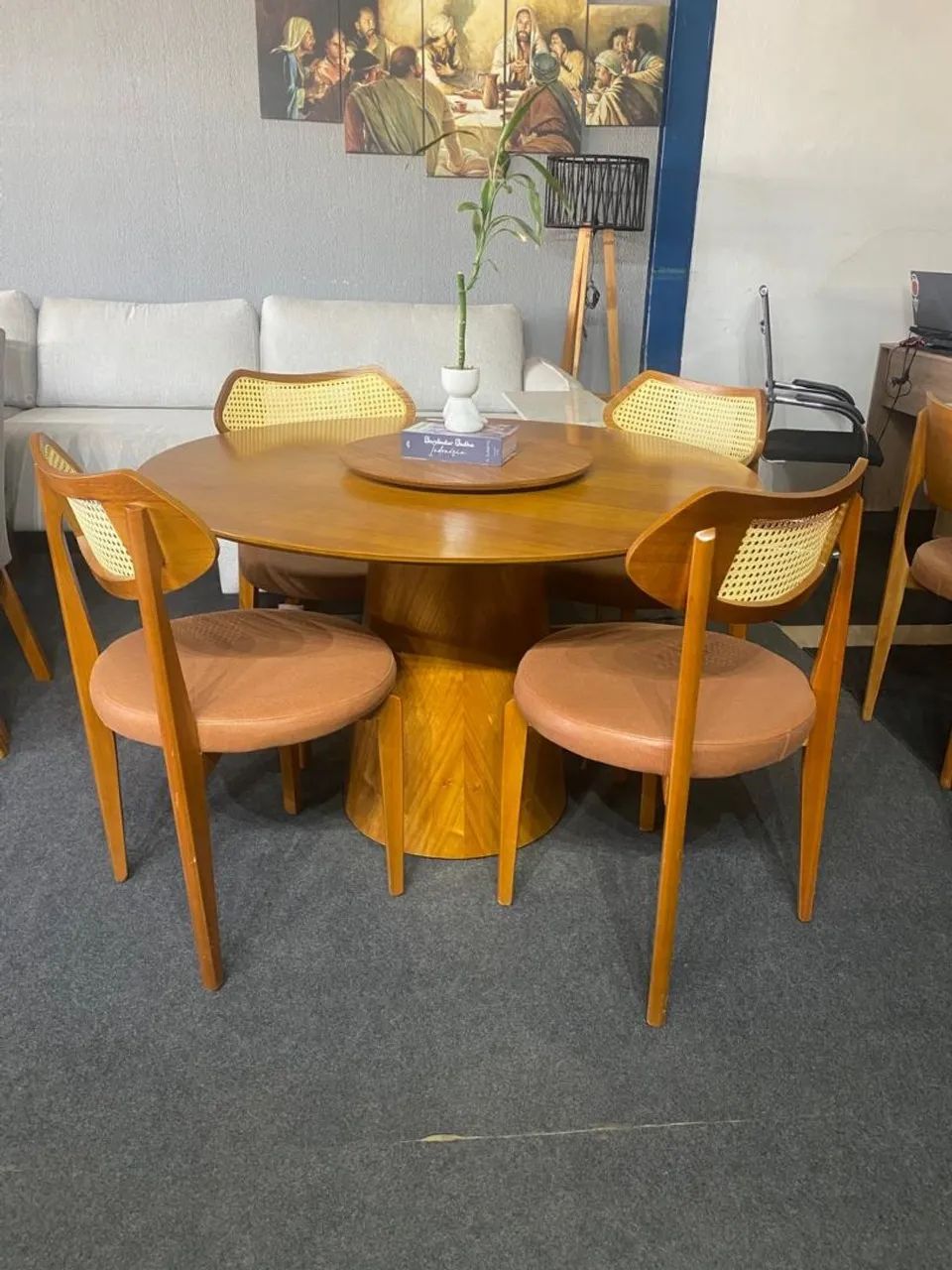 Mesa de jantar redonda com 4 cadeiras