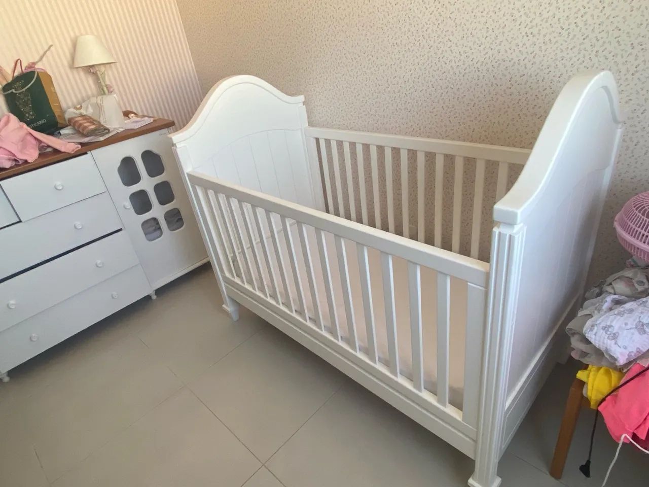 Berço em madeira branco 