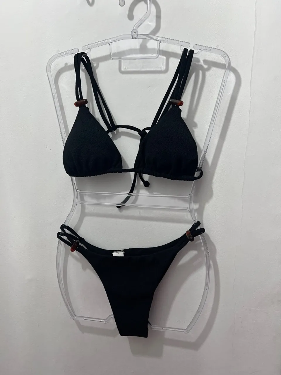Biquíni preto com detalhes