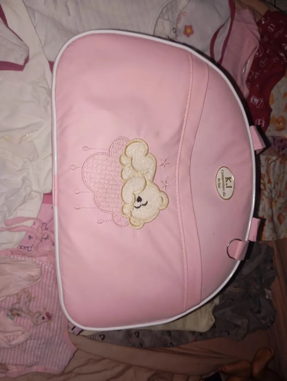 Vendo essas roupinhas de bebê feminino, bebê conforto 