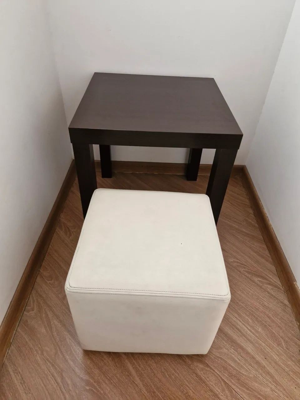 Conjunto de mesa lateral com puff