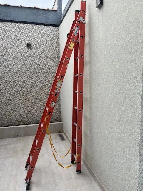 Escada tesoura dupla em fibra de vidro 18 degraus - Foto 3