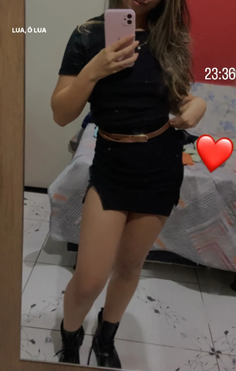 Vestido preto com fenda lateral