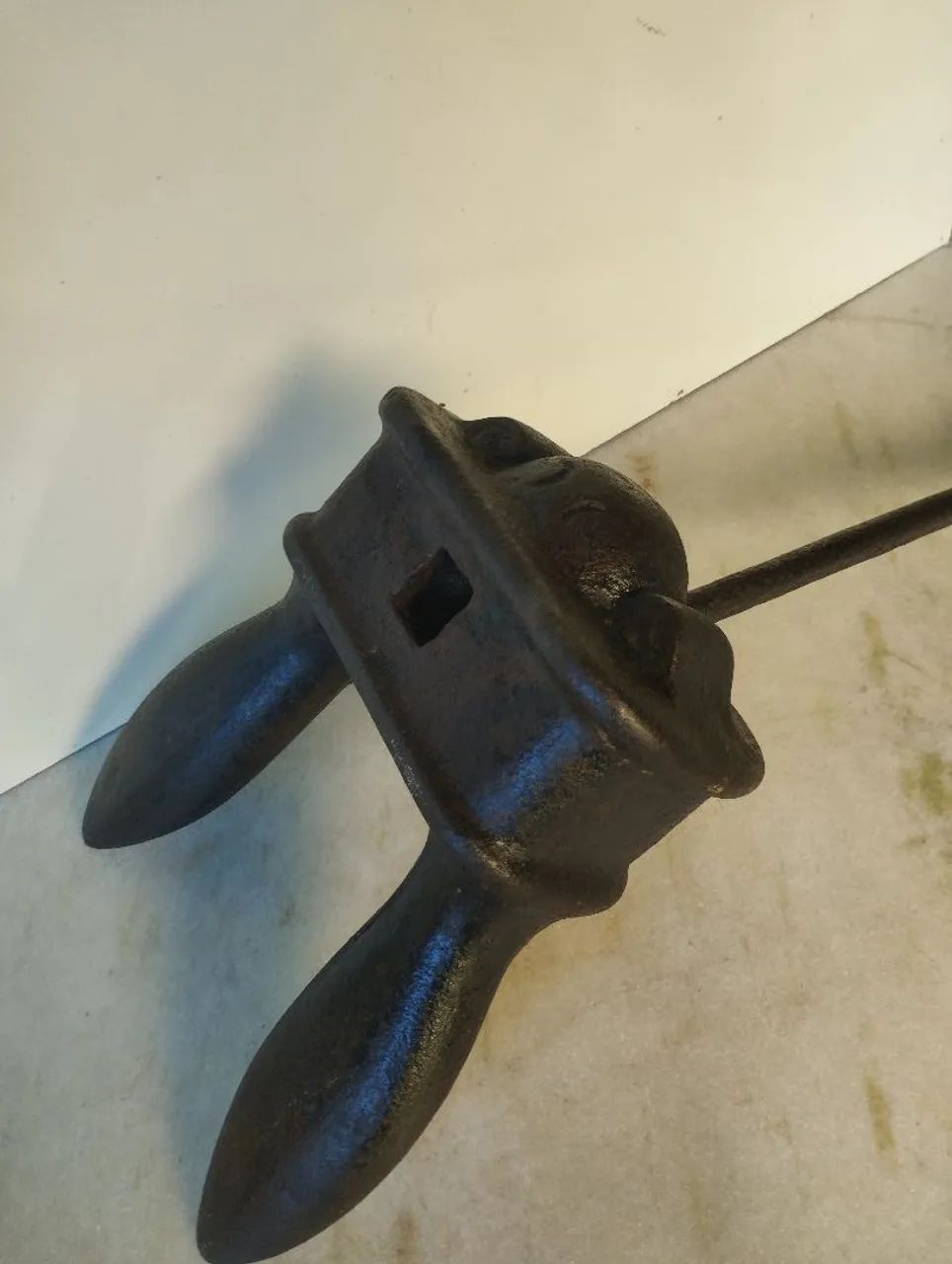 Ancora de Ferro Fundido Antiga - Foto 2