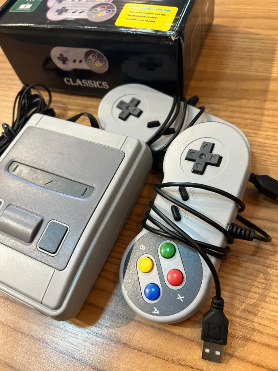 Vídeo Game Super Mini SFC Com 620 Jogos E 2 Controles Bivolt