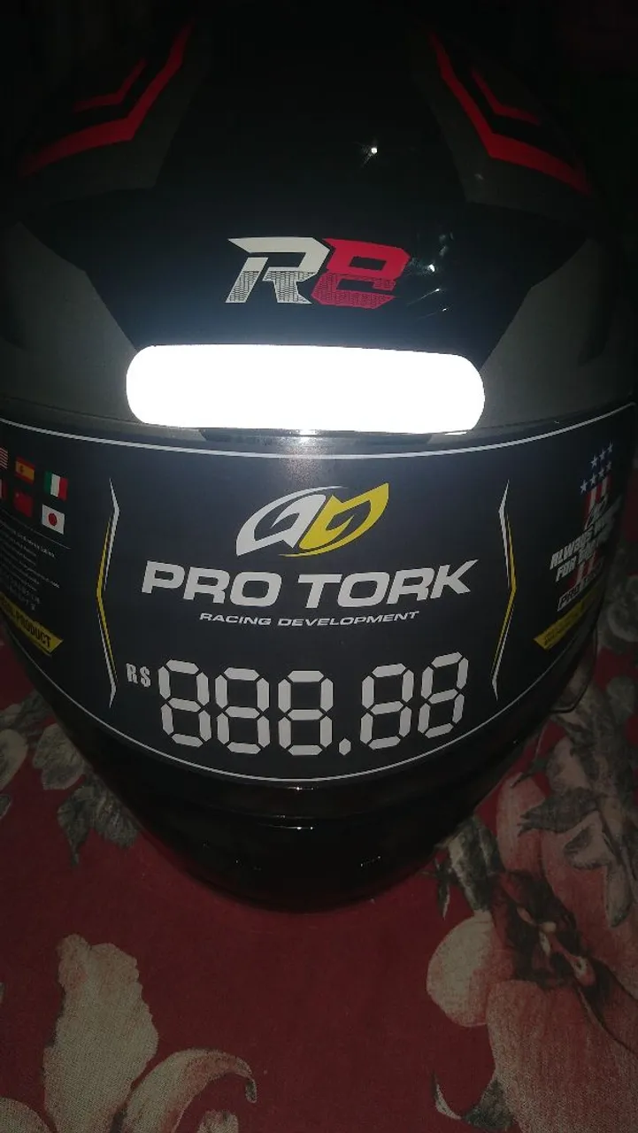 Vendo capacete novinho e capa de chuva novinha também ambos nunca usados
