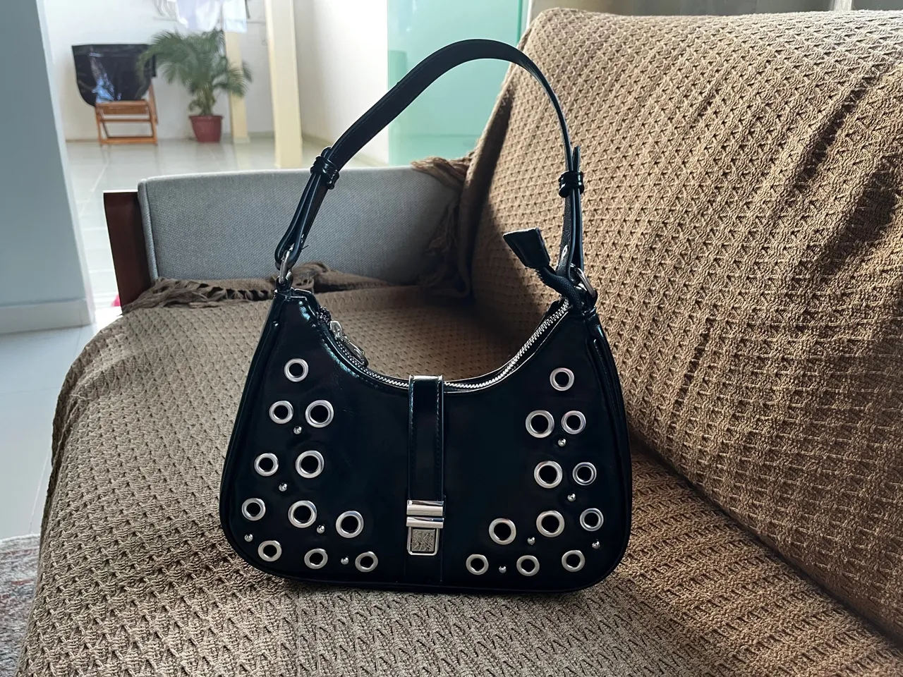 Vendo bolsa preta de ombro punk