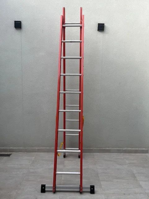 Escada tesoura dupla em fibra de vidro 18 degraus - Foto 5