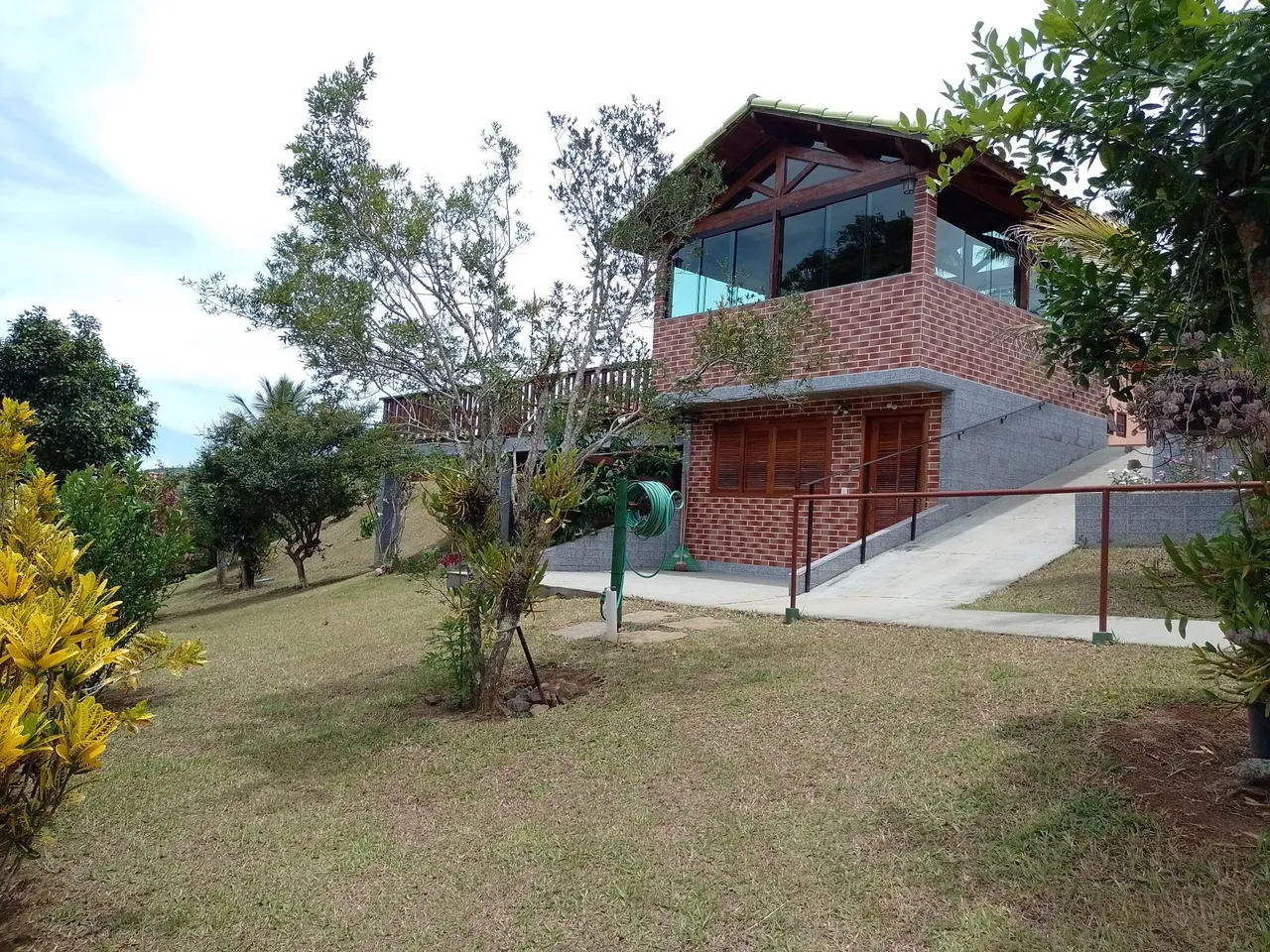 Granja a venda em condomínio fechado.