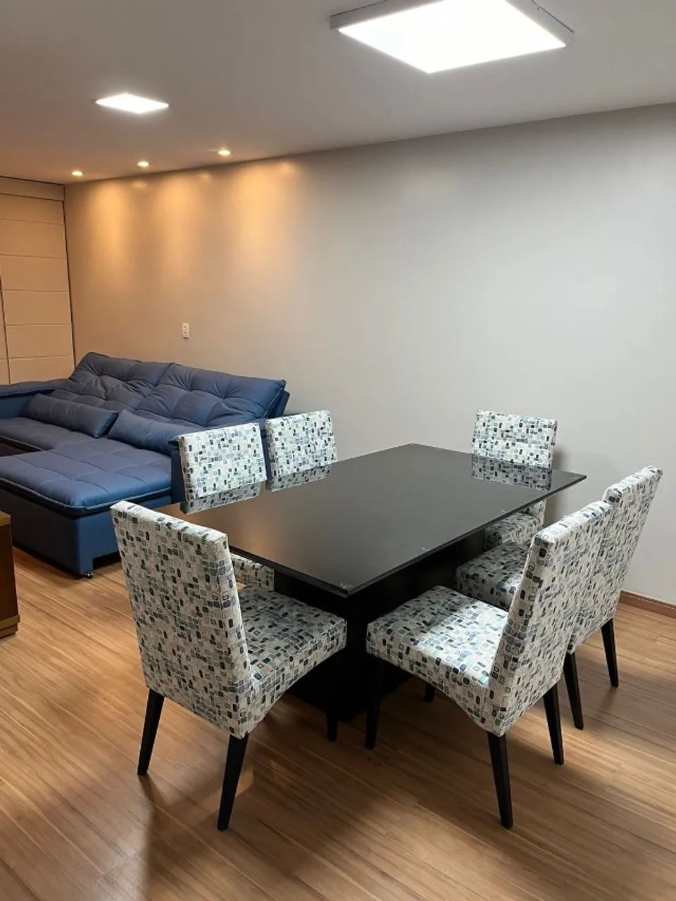 Mesa de jantar retangular, com 6 cadeira e tampo de vidro preto - Foto 2