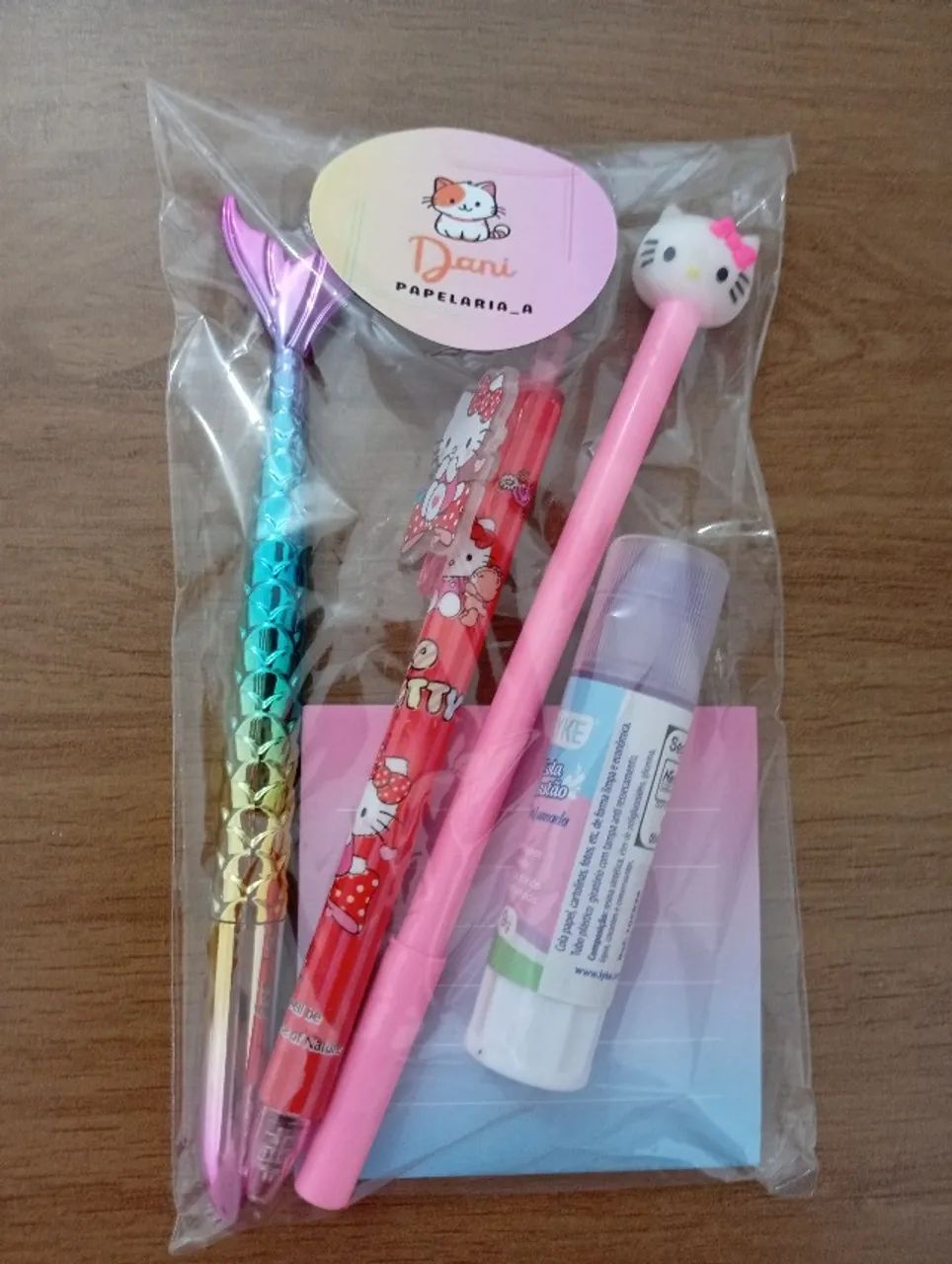 Fofura kit 2 Canetas em gel, 1 caneta cauda de sereia, 1 cola bastão e 1bloco nota