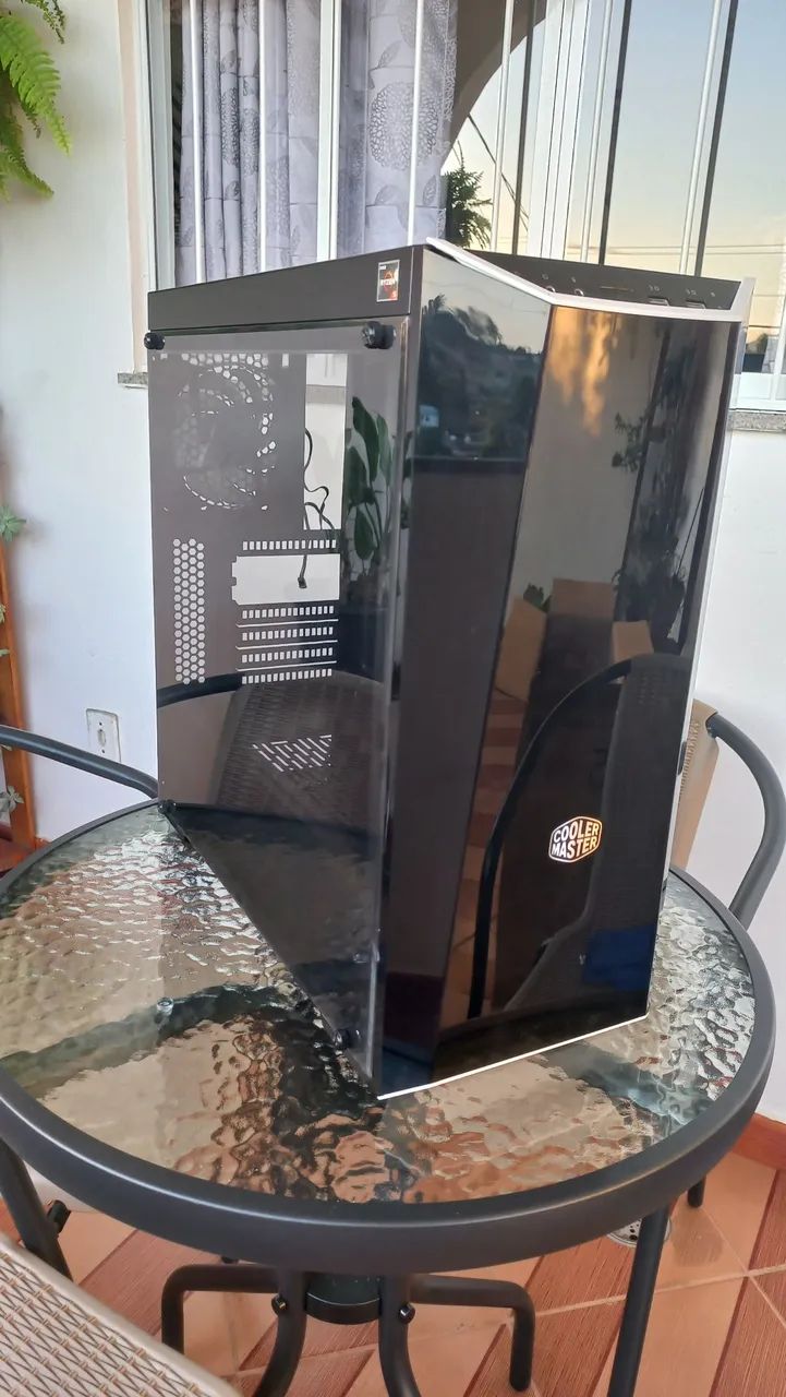 Gabinete Mid Tower Cooler Master