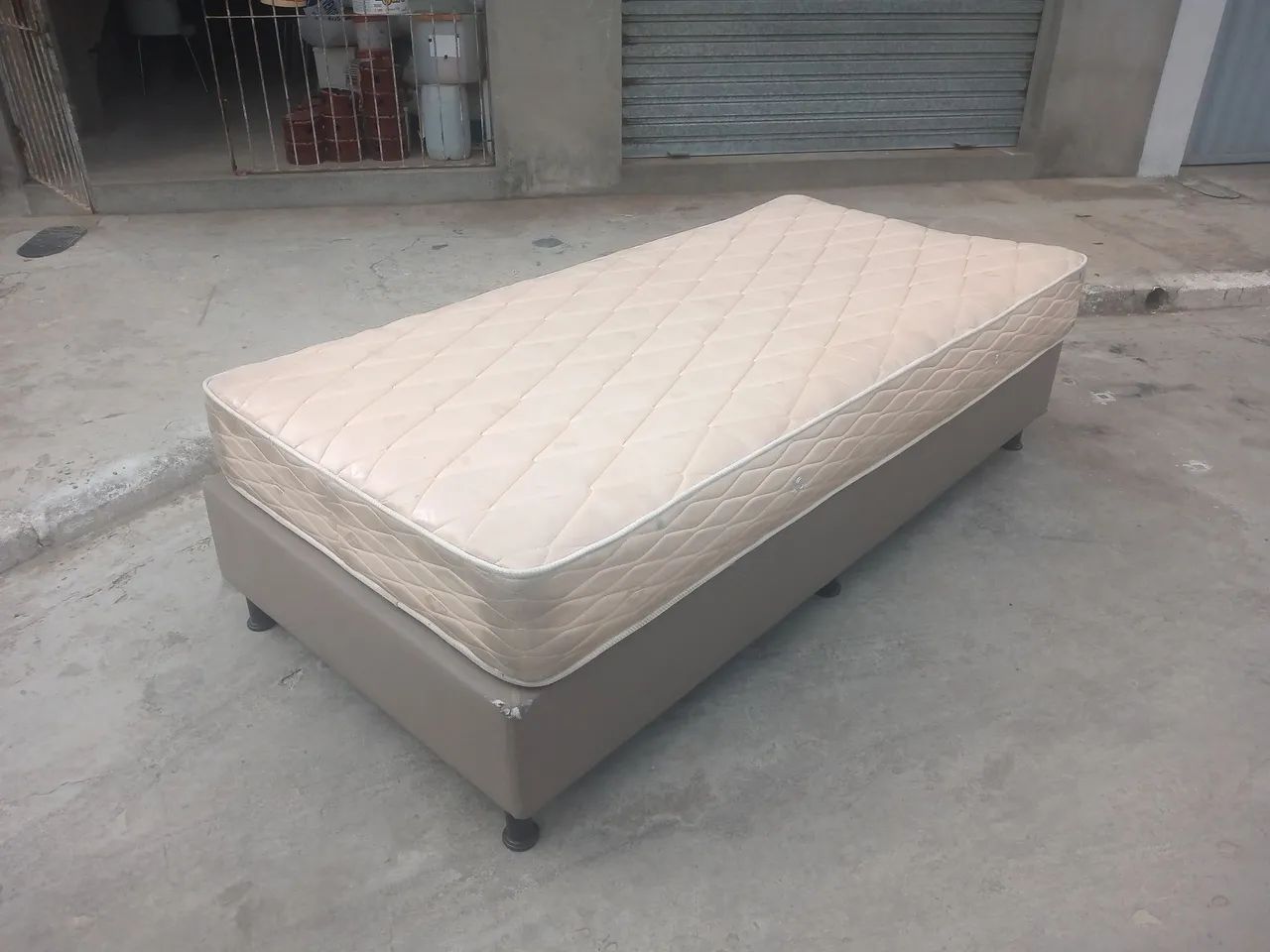 Vendo camas de solteiro completa semi novas e cadeiras são 5 camas e 5 cadeiras  - Foto 4