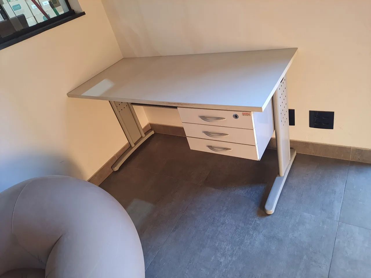 Mesa de Escritório / Home Office com Gaveteiro (3 Gavetas) - Usada em Ótimo Estado! - Foto 4