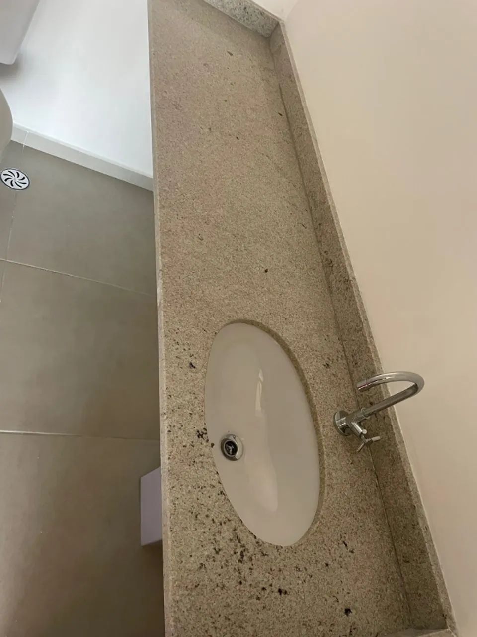 Pia de Granito Itaúnas para Lavabo com Cuba Celite/Roca - 1,81x0,47