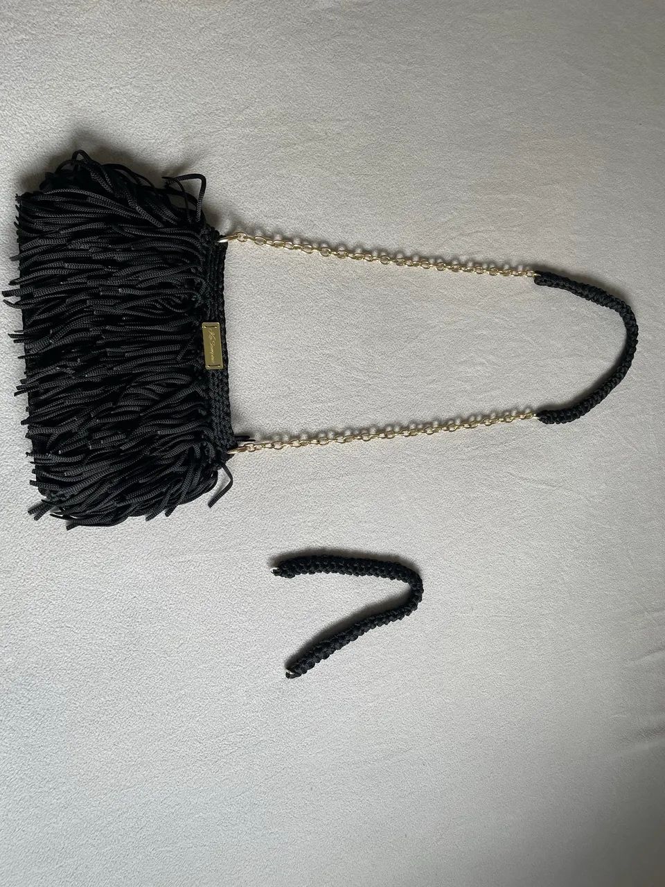 Bolsa artesanal Kasampaio com corrente dourada e franjinhas