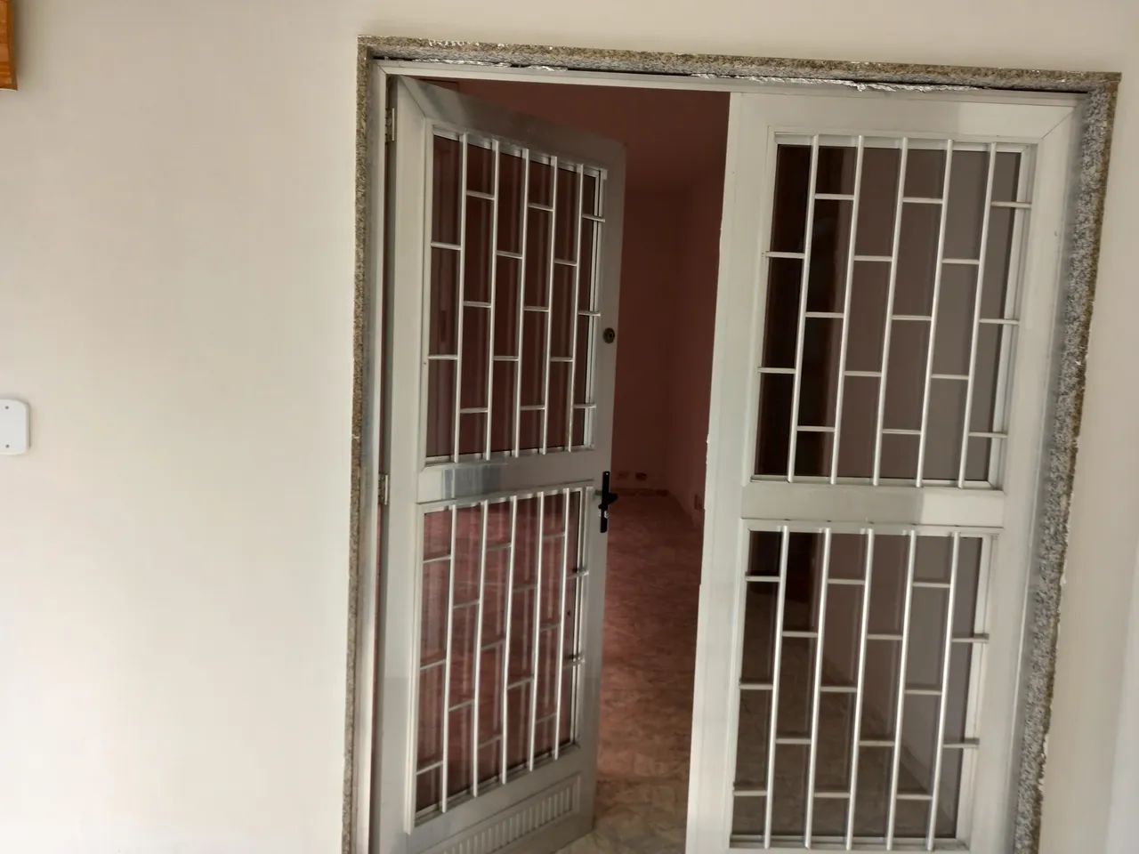 Excelente casa em vista alegre,rua fechada - Foto 2