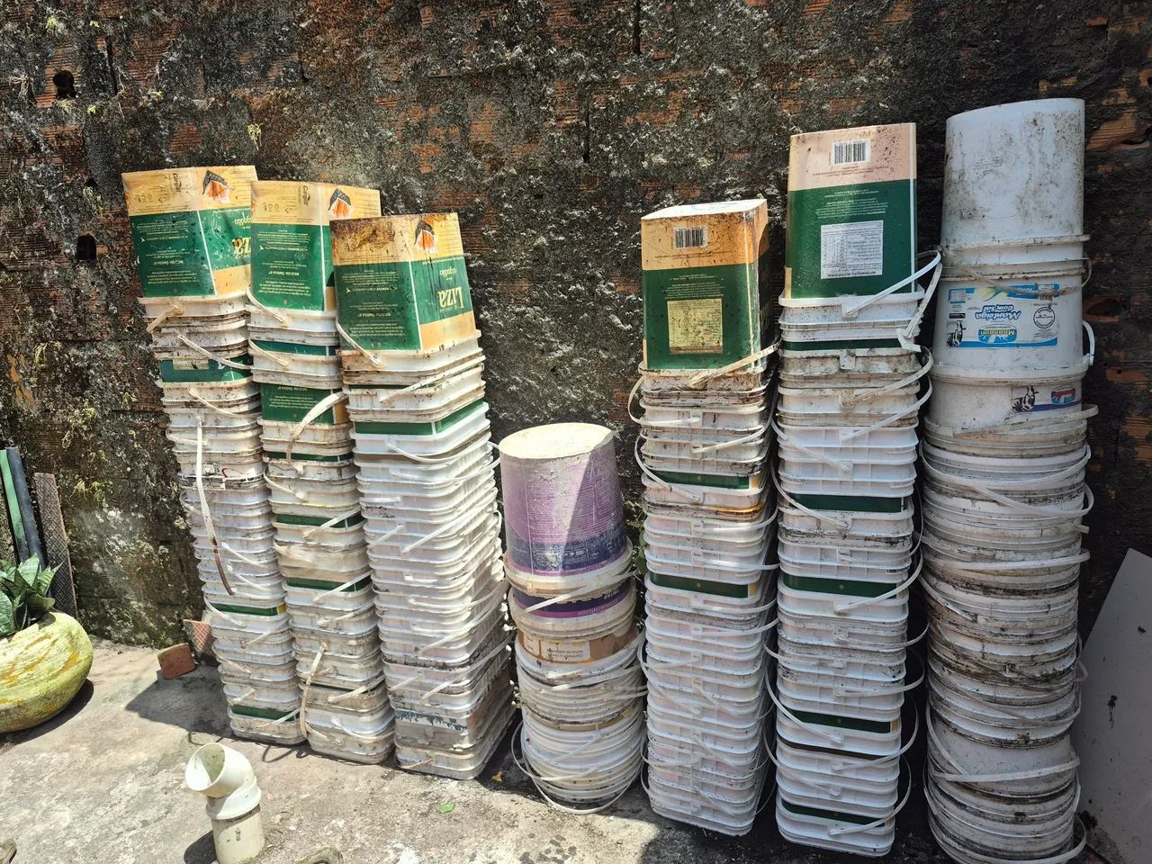 Baldes vazios  excelente  para obras tudo por 350 tem mIs  de 140 unidades 