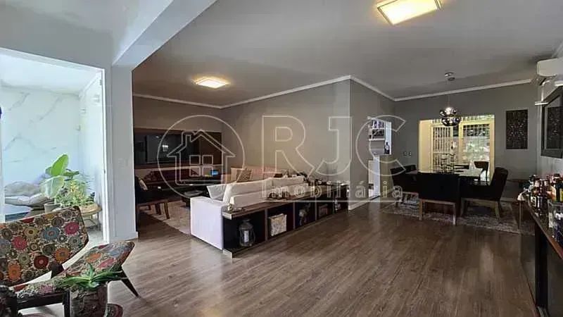 Belíssima residência reformada, 242 m2 - Piscina - amplo terreno - Foto 2