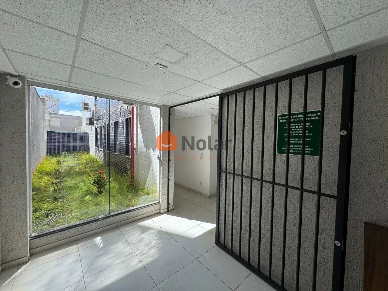 Sala comercial à venda - 01 banheiro - Elevador - Fachada em vidro - Foto 3