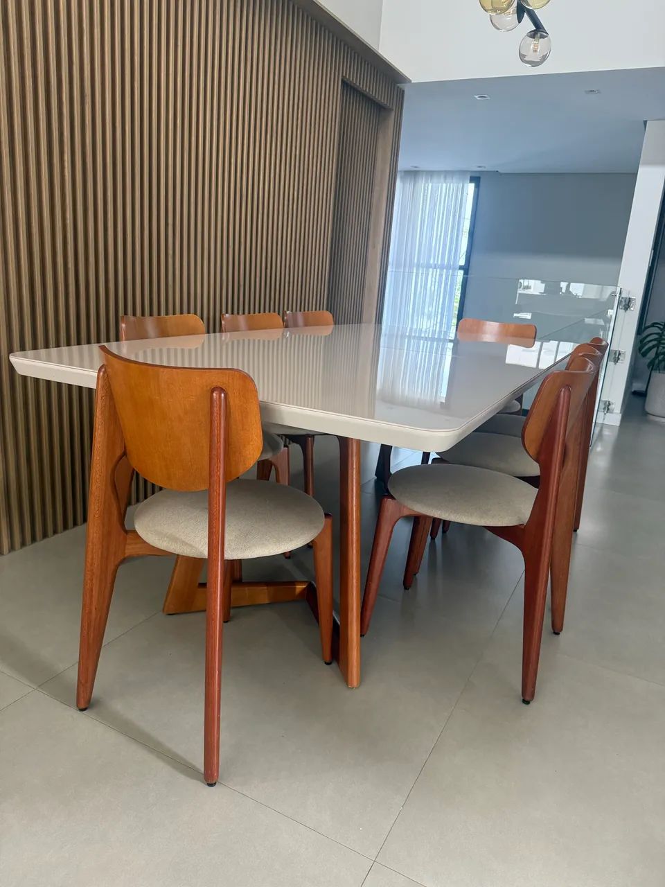 Vendo mesa de madeira com tampo de vidro off white e 8 cadeiras  - Foto 2