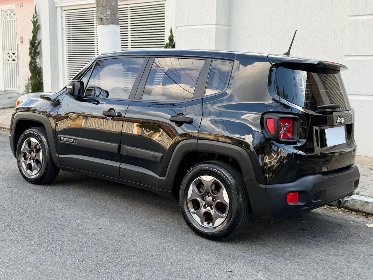 Jeep Renegade Sport 1.8 4x2 Flex 16V Mec., foto 3 de 14