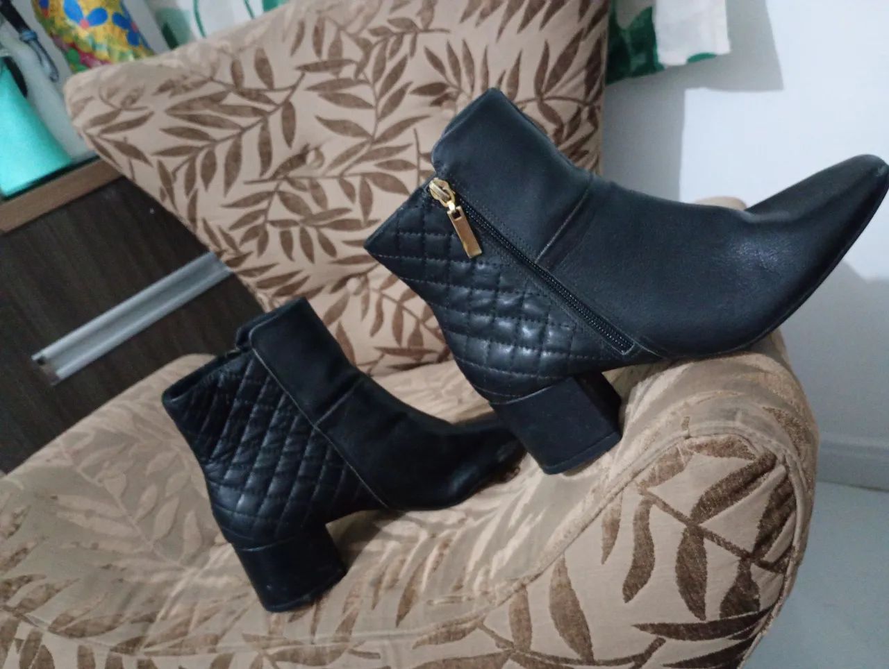 Bota em corino n35 semi nova. - Foto 5