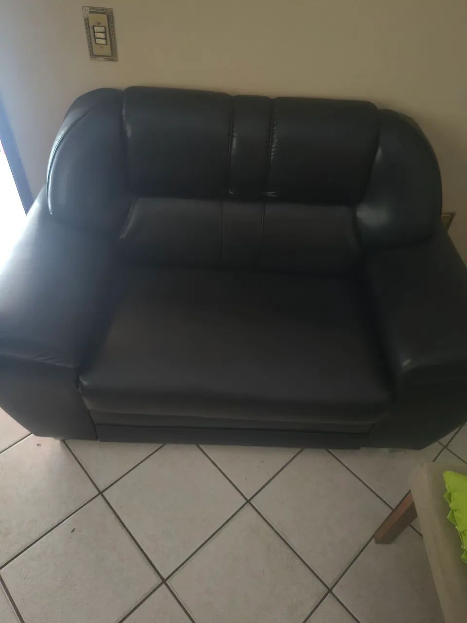 Sofá em Couro Preto  - Confortável e Conservado - Foto 4