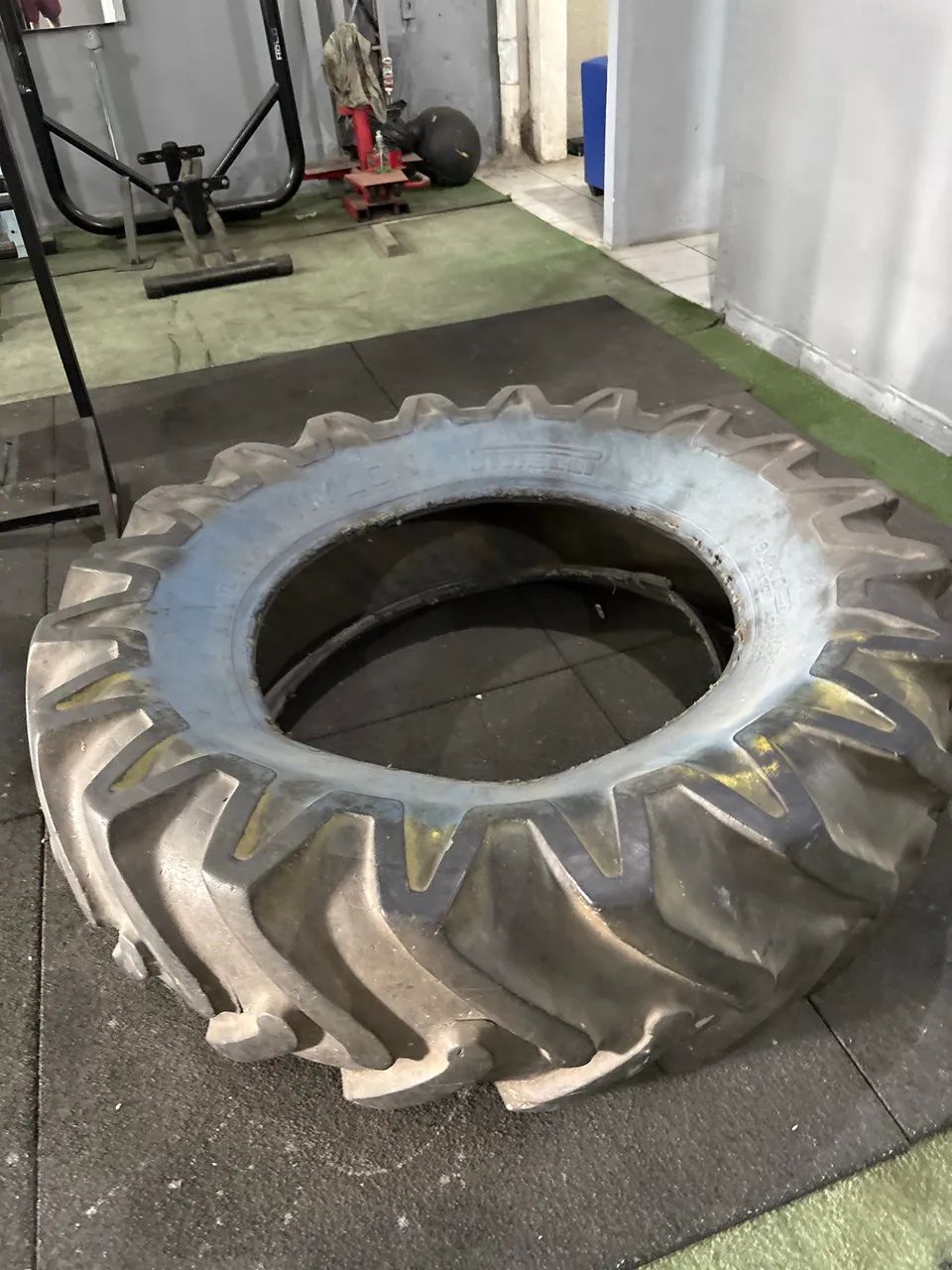 Pneu de trator para treinos