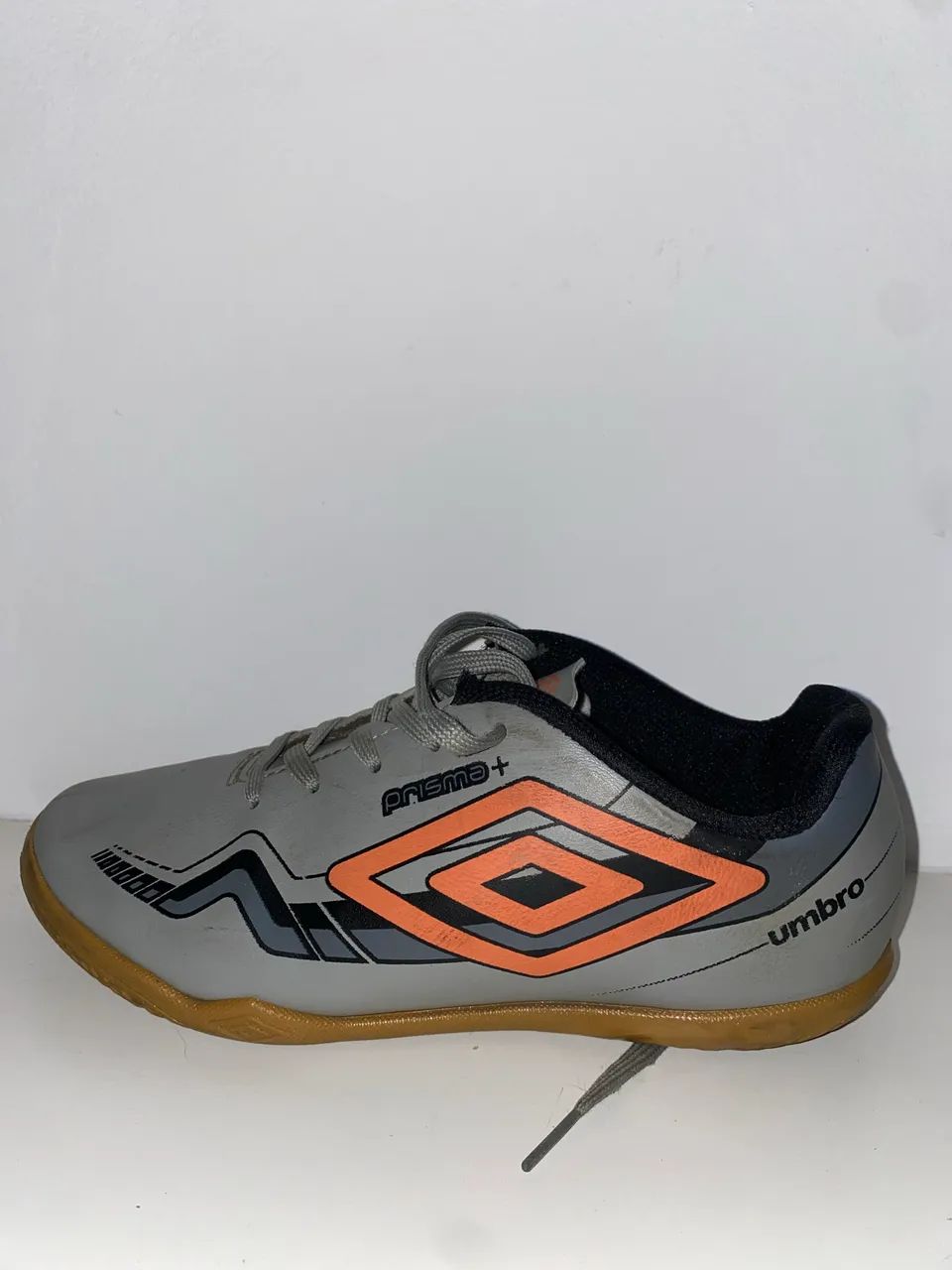 Tênis Futsal Umbro Prisma+ Cinza e Laranja Nº 35 - Ótimo Estado - Foto 4