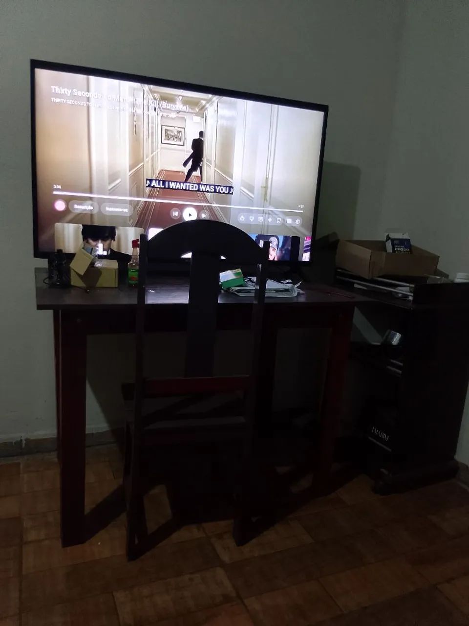 Mesa de madeira com 4 cadeiras 