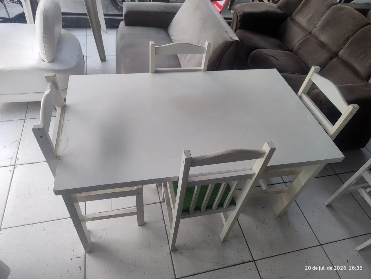 MESA COM 4 CADEIRAS 