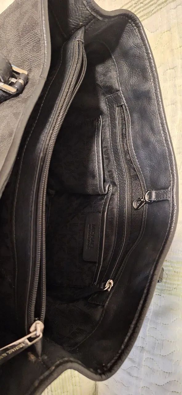 Bolsa Michel Kors Jet  set logo preto - Foto 4