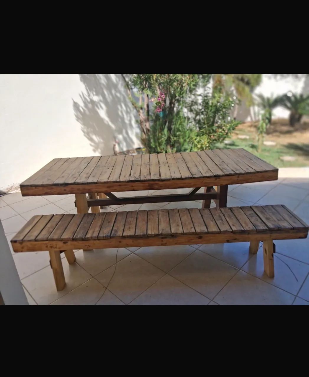 Mesa madeira com dois bancos  - Foto 2
