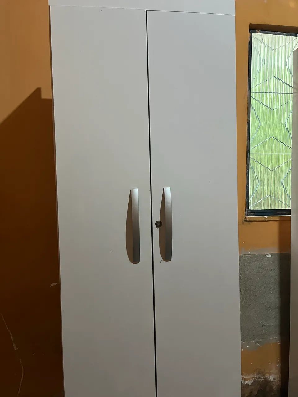 vendo -se um guarda-roupa 